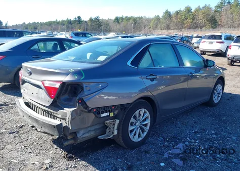 2015 Toyota Camry Le z USA, uszkodzony, nr VIN 4T4BF1FKXFR468536